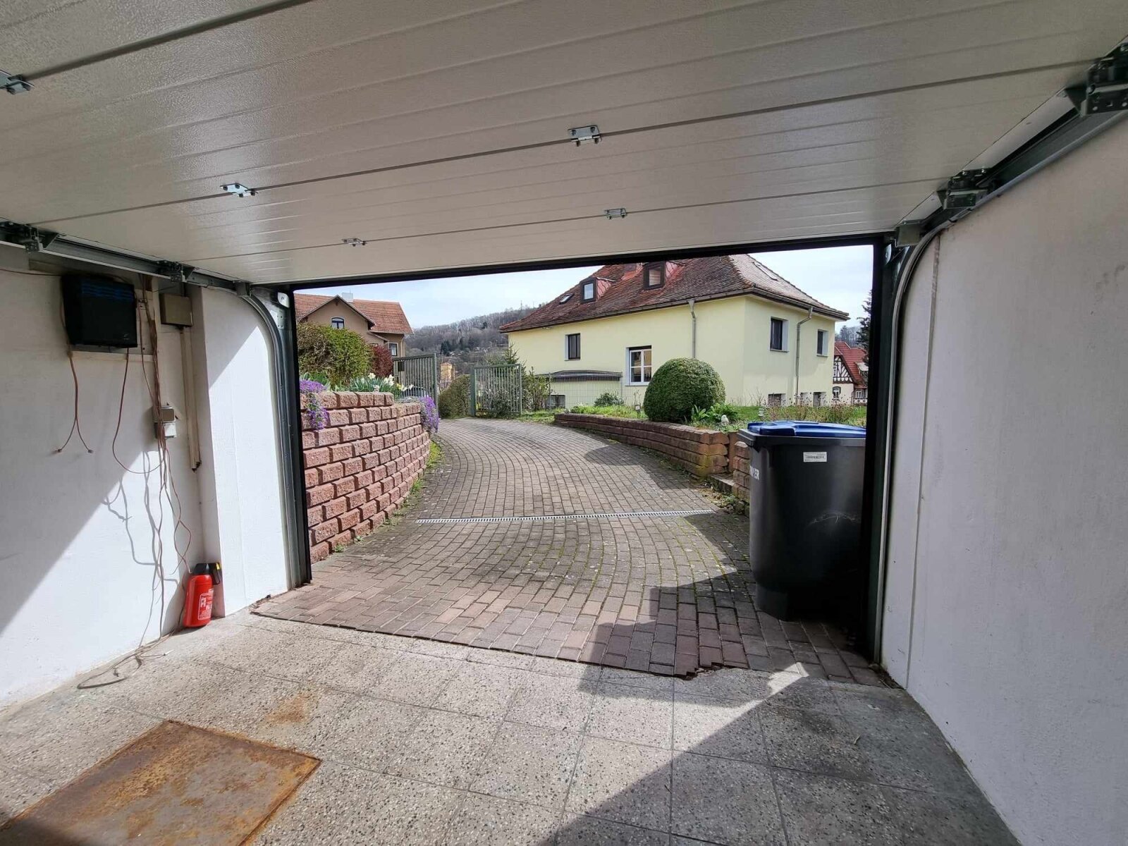 Garage mit Ausfahrt