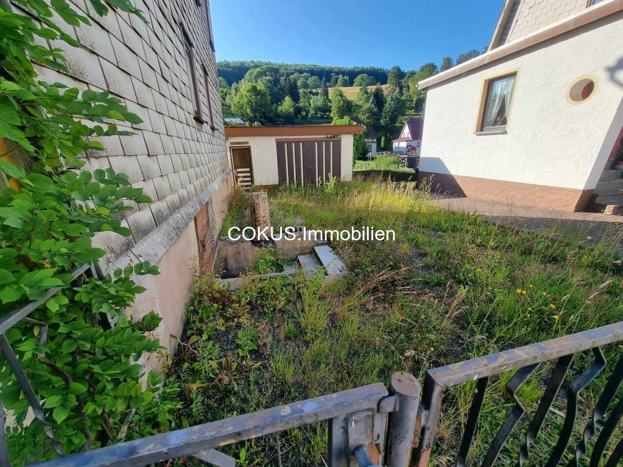 Hof mit Blick auf Garage