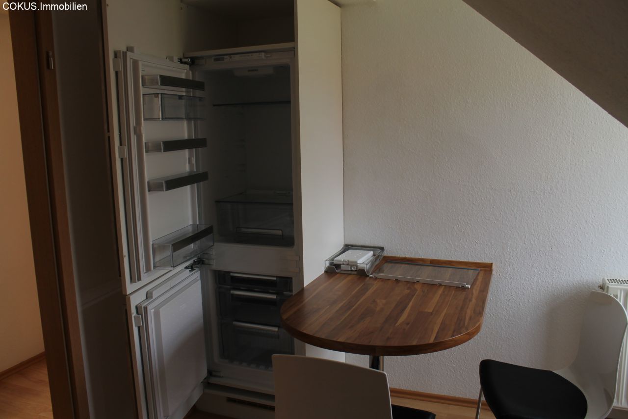 Küche mit Einbaukühlschrank