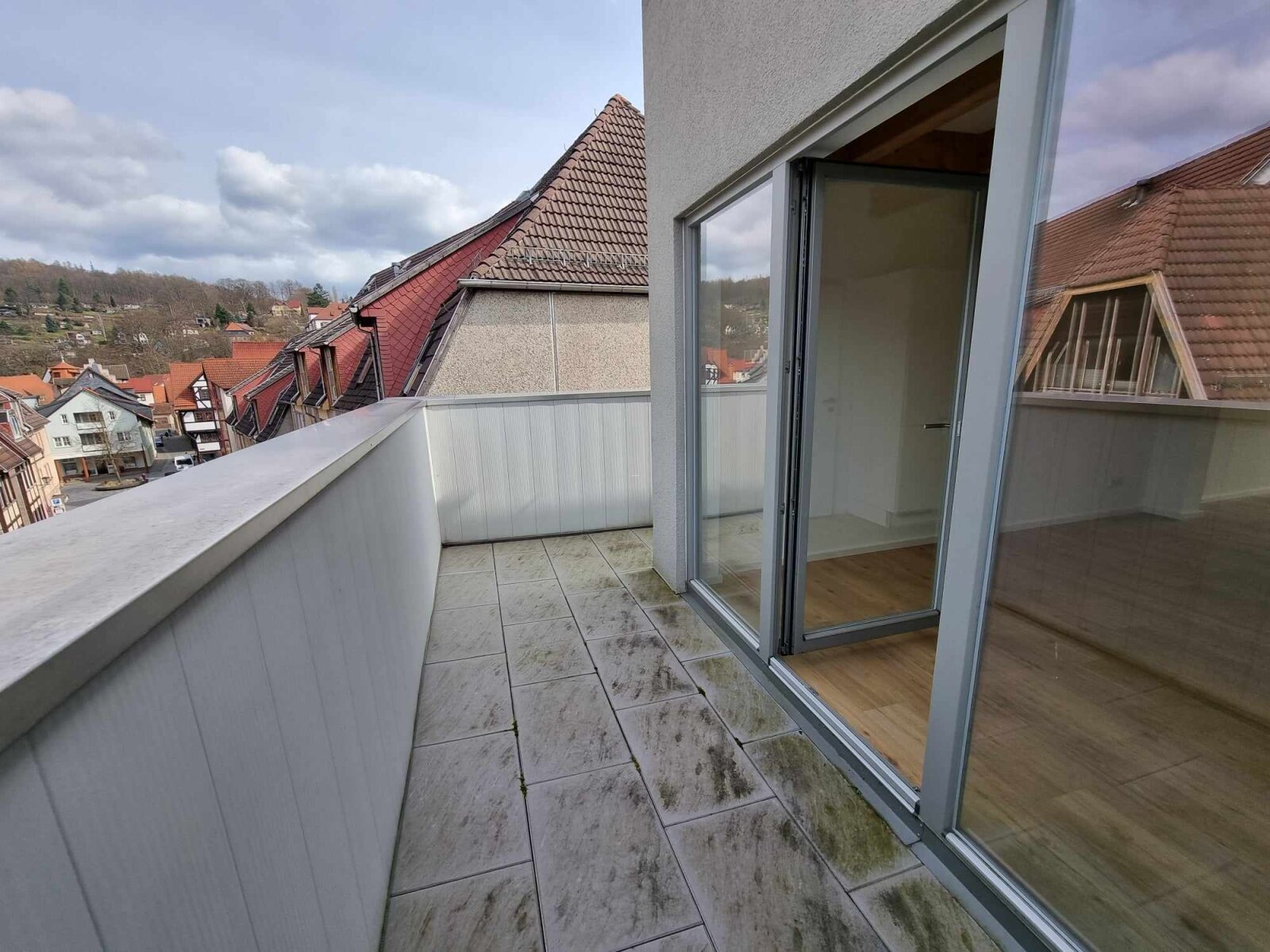 umlaufende Terrasse an der Küchenseite des DG