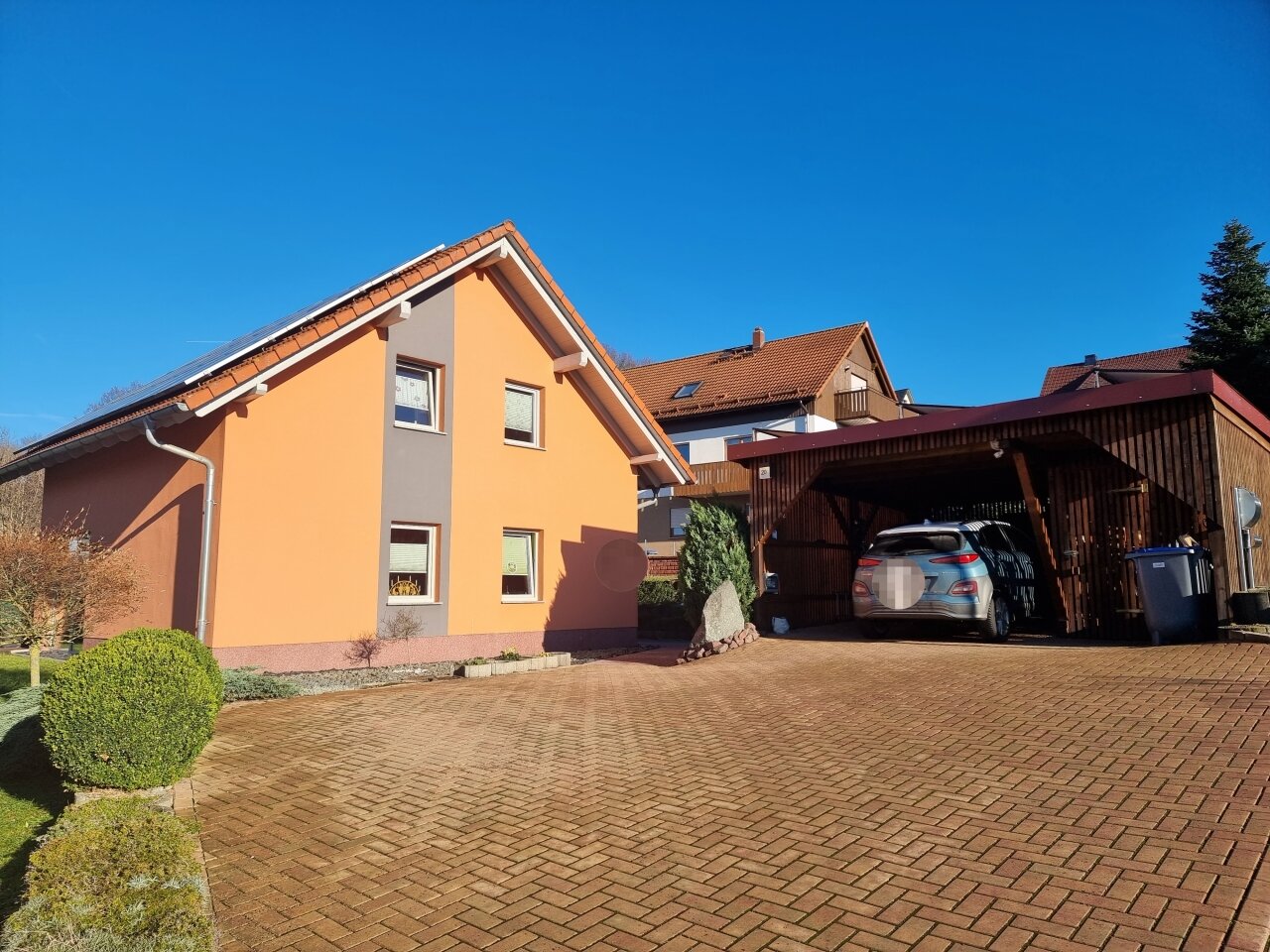 Stellplätze im Carport und Freifläche