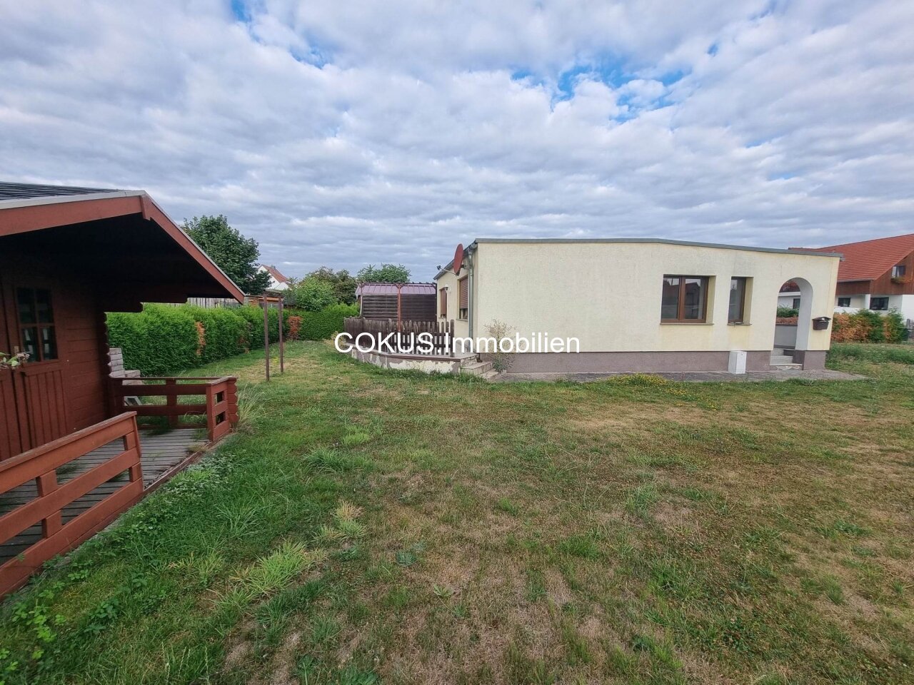 Bungalow mit rückwärtiger Terrasse