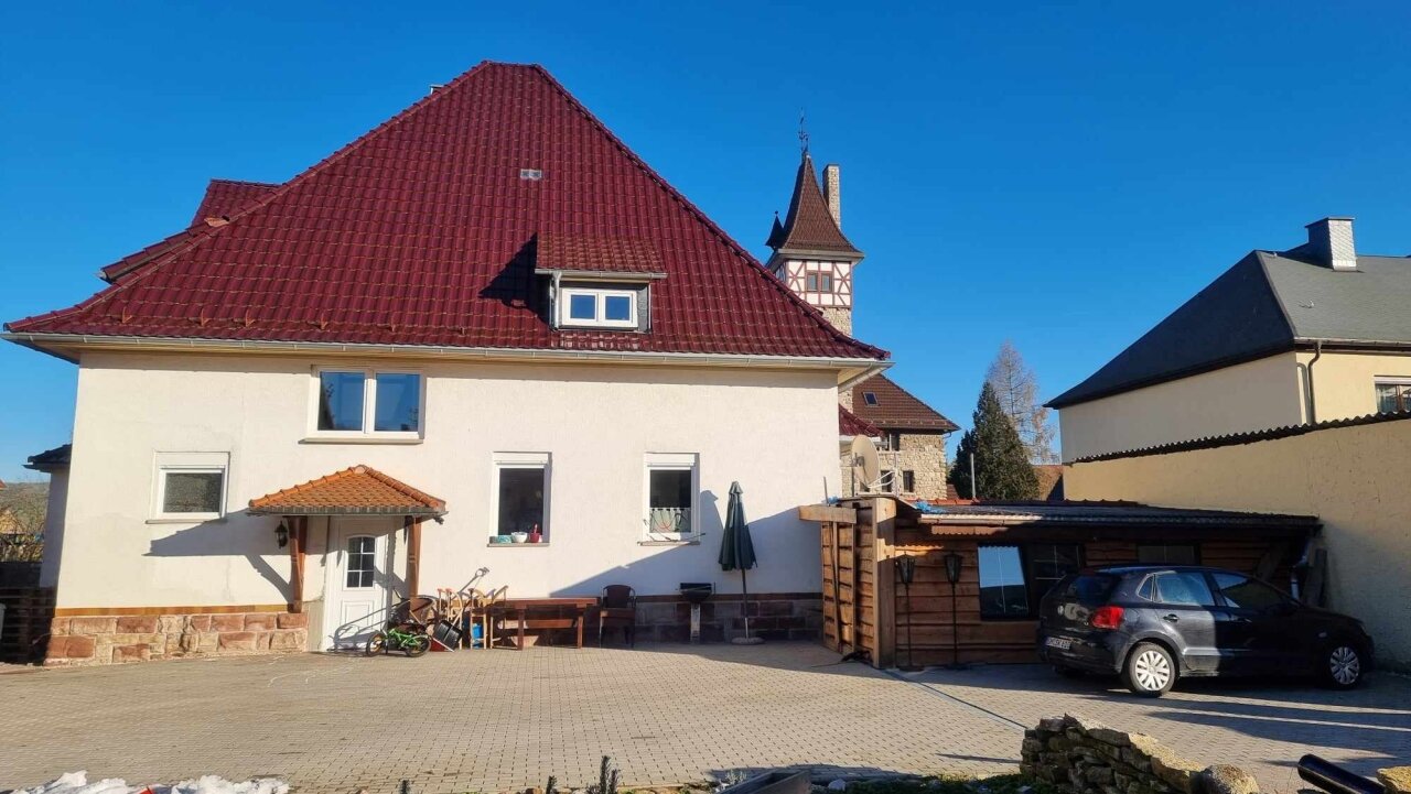 Haus Gartenseite mit Stellplätzen